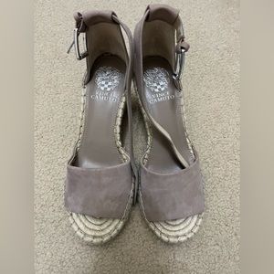 Vince Camuto suede straw strappy open toe sandal beige like new condition sz 8